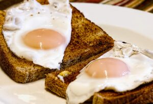 生理周期に合わせて朝食を抜くと肌荒れは改善されるのか？