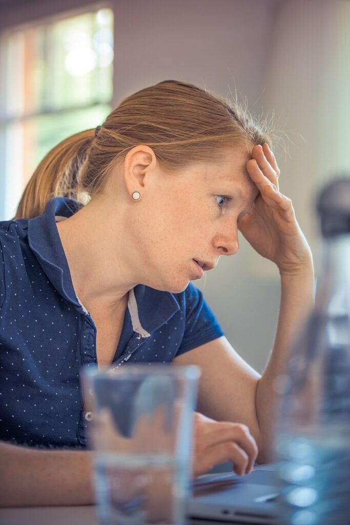 生理周期に多嚢胞性卵巣を疑うサインは何ですか？